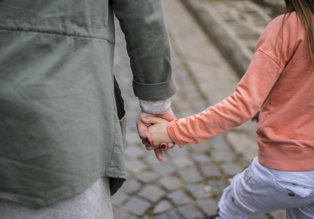 母亲和女儿走在一起图片下载