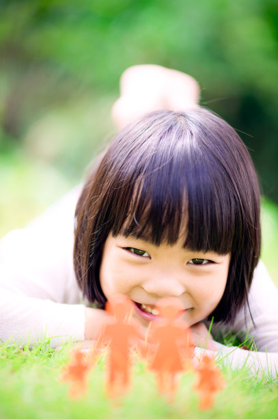 女孩躺在家庭剪纸前图片下载