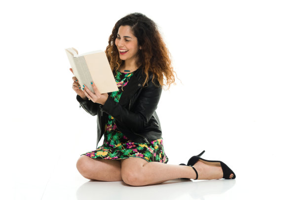 快乐的女人在读书图片下载