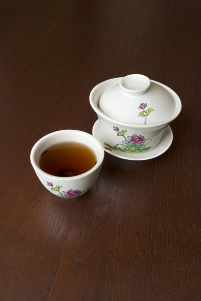 中国瓷质茶具，木桌荷花画图片下载