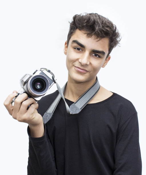 一个带着数码相机的小男孩的肖像图片下载