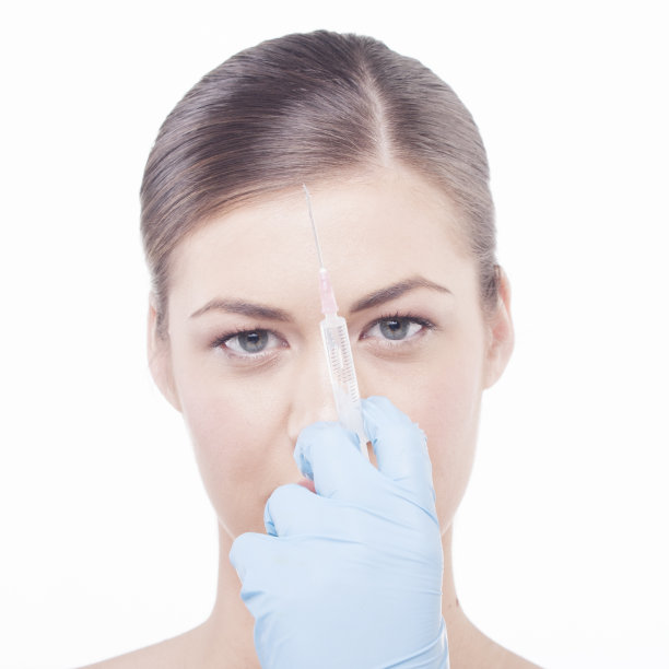 白色背景下注射肉毒杆菌的模型图片下载