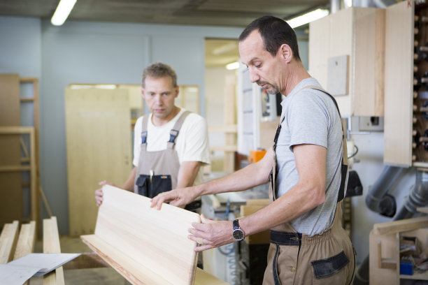 木匠检查一块木头图片下载