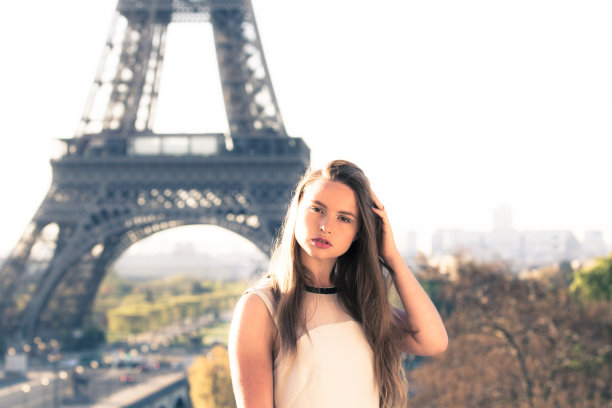 非常热的女孩盯着相机图片下载