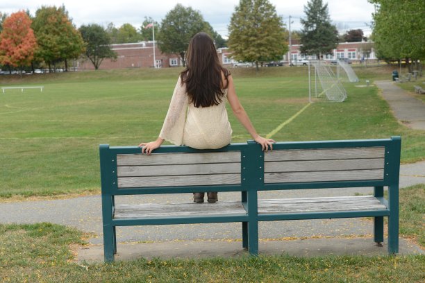 孤独的女孩图片下载