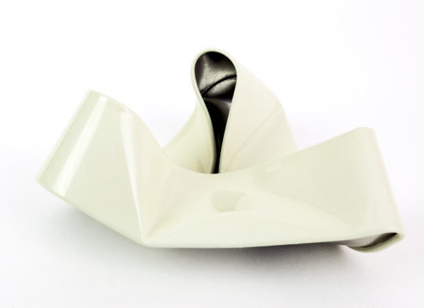 被揉皱扭曲压碎的金属盒子图片下载