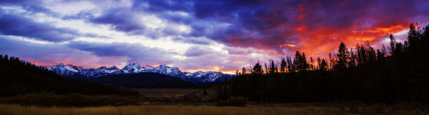 锯齿状日落全景在斯坦利，爱达荷州图片下载