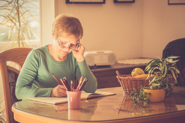 戴眼镜的资深妇女-成人涂色书，欧洲图片下载