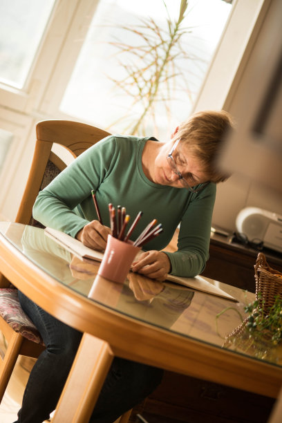 戴眼镜的资深妇女-成人涂色书，欧洲图片下载