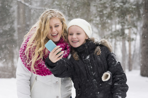 快乐的表亲们在暴风雪中自拍图片下载