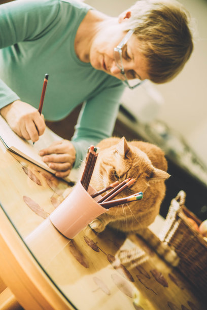 戴眼镜的资深妇女-成人涂色书，欧洲图片下载