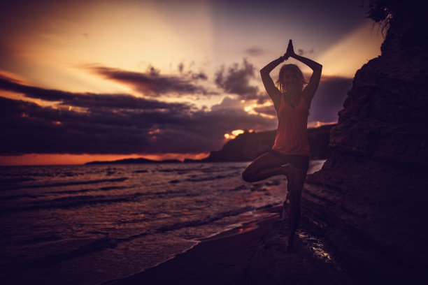 沙滩上的树瑜伽姿势图片下载