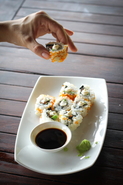 吃新鲜的寿司图片下载