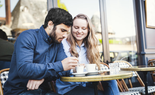 年轻夫妇在路边自助餐厅喝咖啡图片下载
