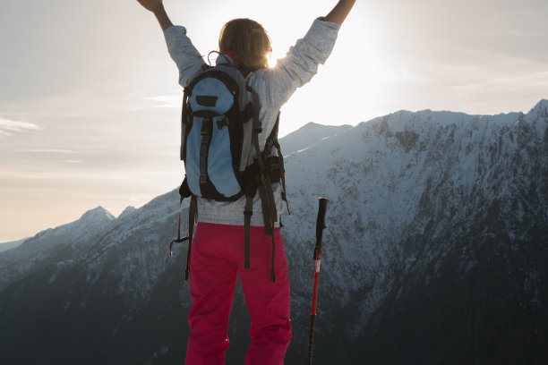 在冬日山顶上取得成就图片下载