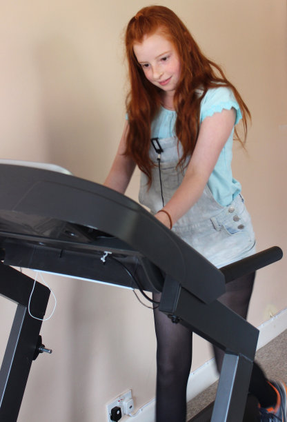 女孩在跑步机上散步/锻炼，健身跑步机，保持健康图片下载