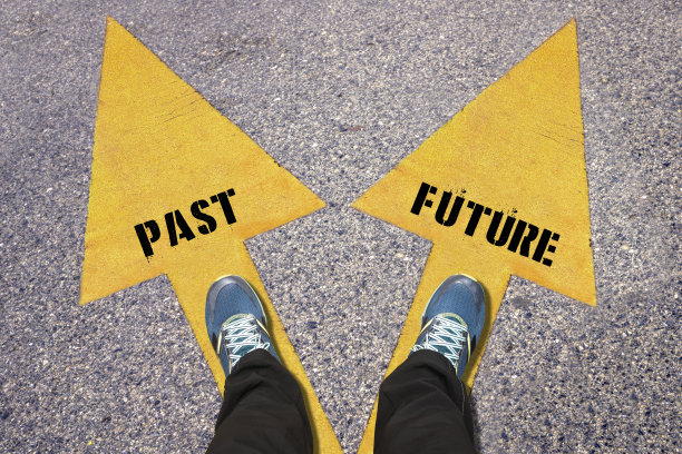 过去和未来画在路上图片下载