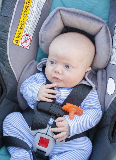 婴儿在汽车座椅上图片下载