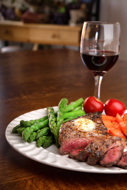 多汁烤肋眼牛排配蔬菜和葡萄酒图片下载