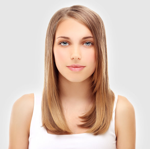 美丽的年轻女孩，健康干净的皮肤。白色背景图片下载