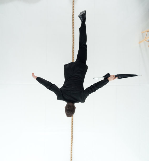 上图是商人在紧绳索上行走图片下载