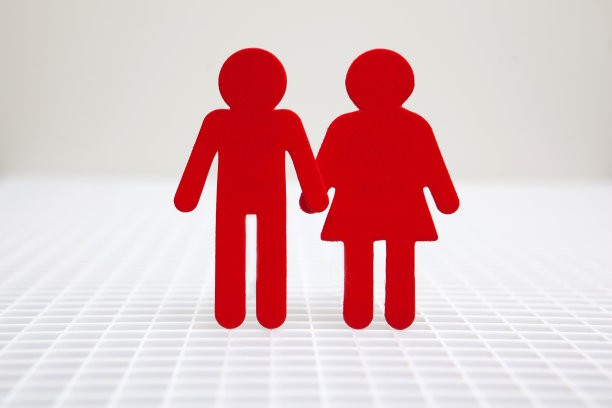 网格背景上的男人和女人。图片下载