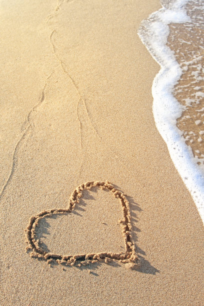 海滩上的心形图片下载