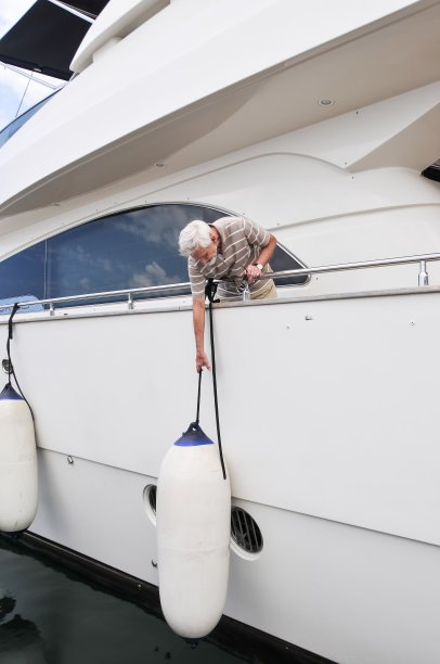 艘游艇在港口图片下载