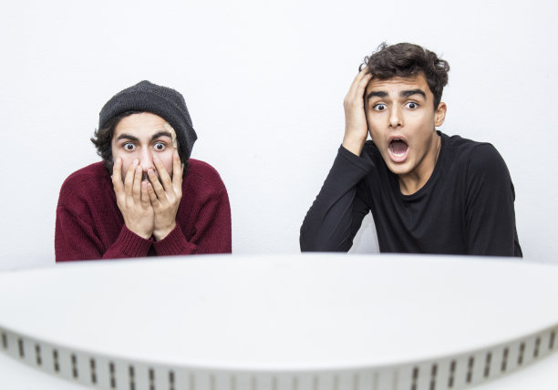 惊恐地看电视的十几岁男孩图片下载