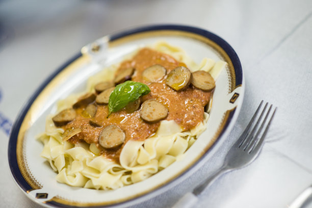 美味的意大利面-芝士通心粉配番茄酱图片下载