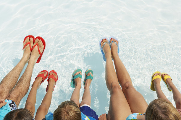 家人在浅水池旁图片下载