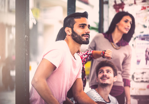 青少年在车站等公共汽车图片下载