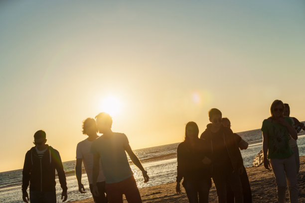 德国，沿着圣彼得-奥丁海滩散步的学生图片下载