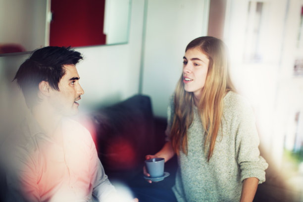 年轻人在公寓里聊天图片下载