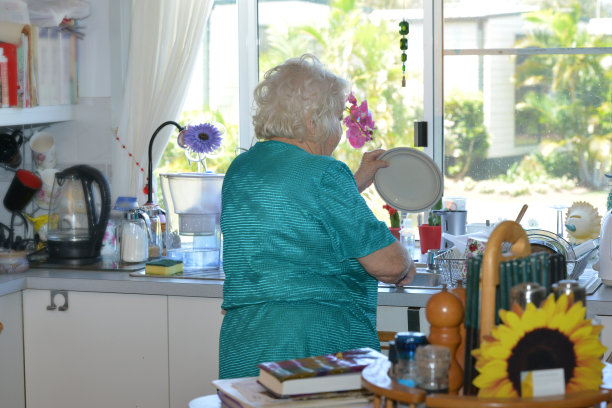 一个老太太在厨房里洗碗图片下载
