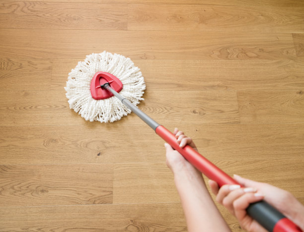 用棉签擦拭木地板图片下载