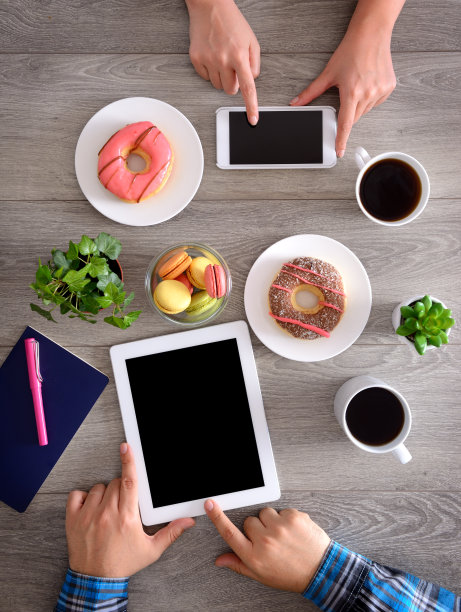 人们使用智能手机和平板电脑设备图片下载