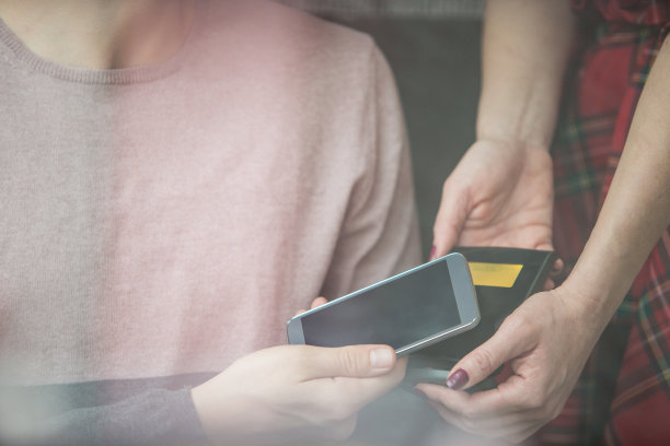 使用智能手机进行非接触式支付图片下载