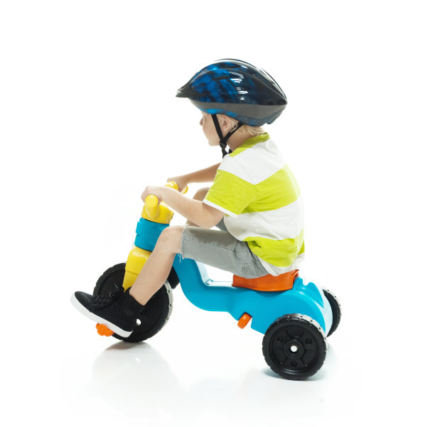 小男孩骑三轮车图片下载