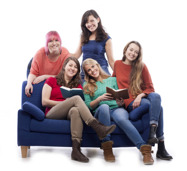 一群读圣经的女人图片下载