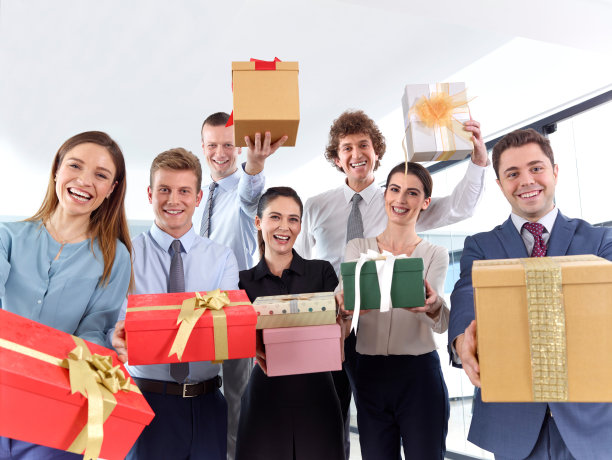 带有礼品盒的业务团队图片下载