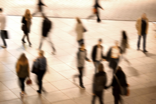 一群人走在街上，动作模糊图片下载