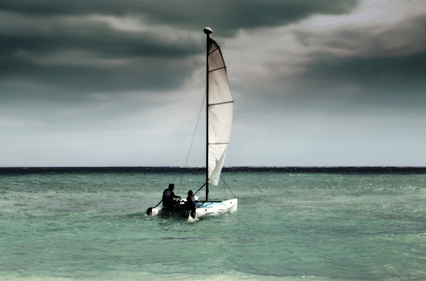 帆船与风暴图片下载