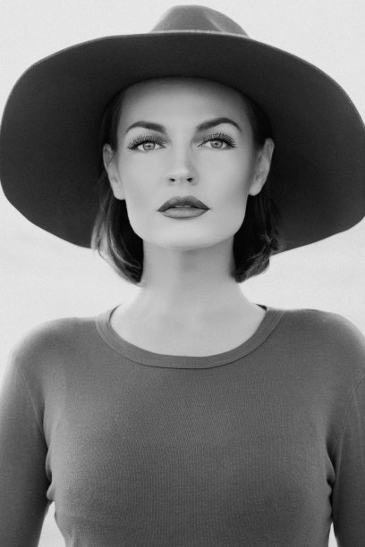 漂亮的女孩，化妆，穿着旧式的大衣和帽子图片下载