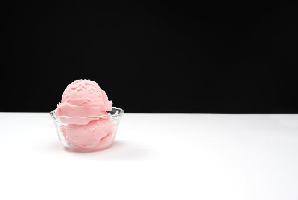 杯子里的粉色冰淇淋图片下载