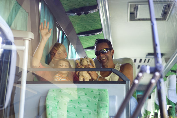 在热带度假期间乘坐公共汽车的年轻家庭图片下载