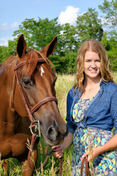 少女与她的马在夏天的田野图片下载