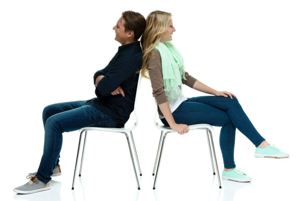 一对幸福的夫妇坐在椅子上，看着别处图片下载