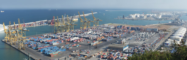 巴塞罗那工业港的集装箱图片下载