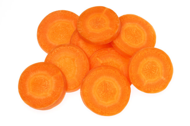 白色背景上孤立的胡萝卜片图片下载